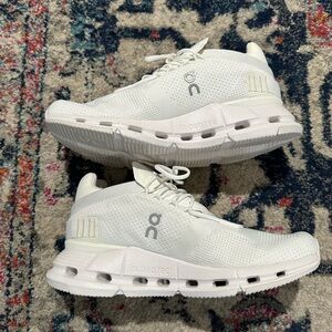 Womens OnCloud Cloudnova sneaker sz 7